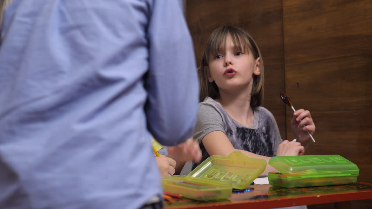 niño feliz y y niña dibujando