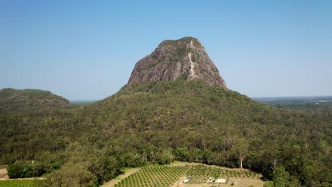 tierras de cultivo al pie del monte tibrogargan en el parque nacional de las montañas glass house en queensland, australia