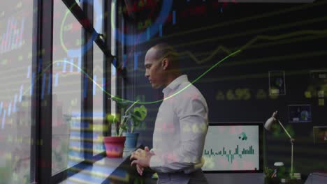 animación del procesamiento de datos financieros sobre empresario biracial en el cargo