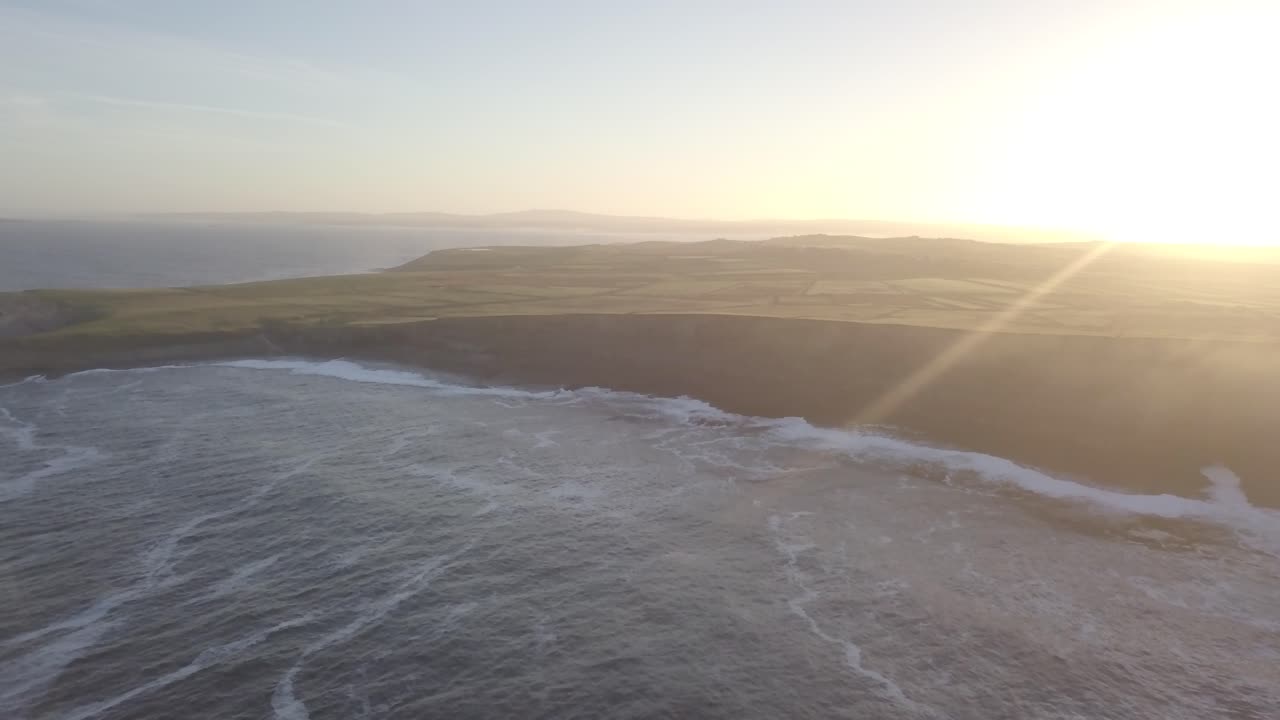 해안가에서 해가 지는 것