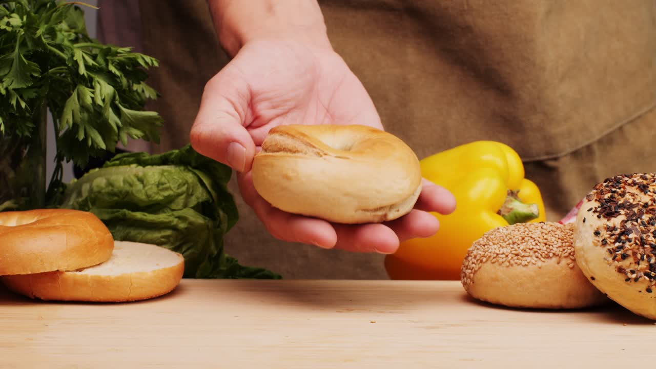 Bagelsandwich brunch, frokosttallerken med bagel med røget laks, flødeost og skinke, nærbillede af morgenmadsmenu fra café