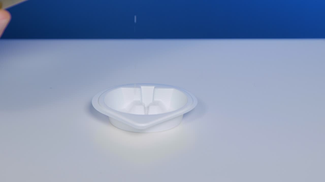 verter taza de orina con muestra de orina amarilla para pruebas en el hogar