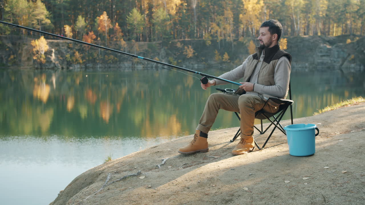 Pria Memancing di Danau Musim Gugur