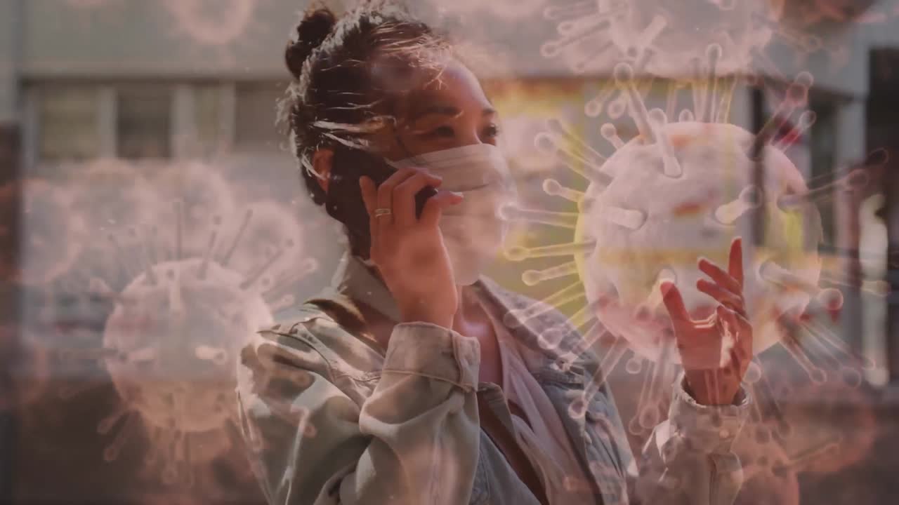 코로나 19 세포가 얼굴 마스크를 입은 여성을 가로질러 움직이는 애니메이션