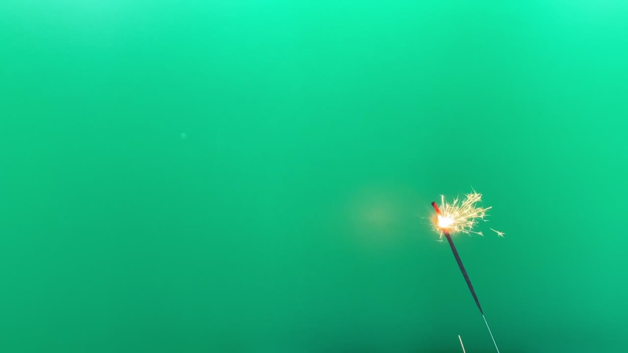 el relámpago de chispas en el fondo verde. concepto de chispas.