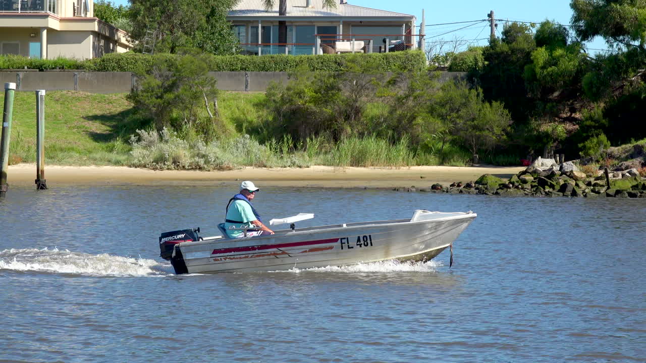 barco a motor deslizándose sobre el agua