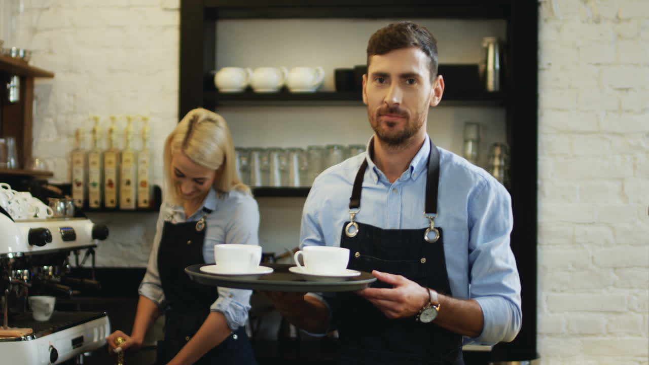 feliz grupo de jóvenes amigos pasando el rato con cócteles y charlando al lado de la piscina en verano 2