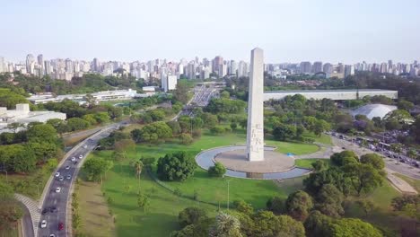 Touristenzentrum-Sao-Paolo-In-Der-Nähe-Des-Ibirapuera-Parks-Mit-Obelisk-Wahrzeichen-–-Panoramaaufnahme-Aus-Der-Luft