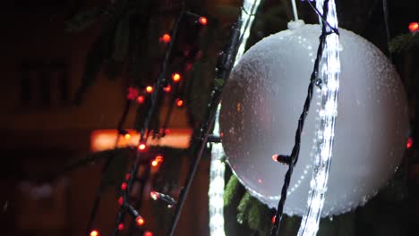 árbol de navidad decorado con luces en la noche