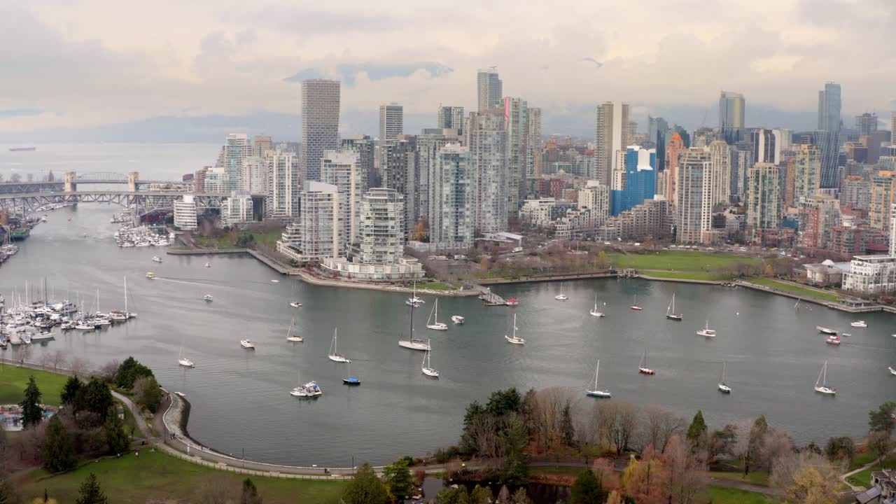 veleros navegando en false creek con el horizonte de yaletown en el centro de vancouver en bc, canadá