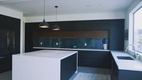 Innenaufnahme-Einer-Stilvollen-Modernen-Küche-In-Einem-Leeren-Haus