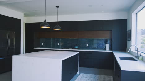 fotografía interior de una cocina moderna con estilo en una casa vacía