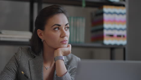 Retrato-De-Una-Ambiciosa-Mujer-De-Negocios-Musulmana-Que-Trabaja-Con-Una-Computadora-Portátil-En-El-Interior-De-Su-Casa-Concentrada-En-La-Tecnología-Moderna.-Mujer-De-Negocios-India-Que-Trabaja-En-Una-Computadora-Portátil-Sentada-En-El-Lugar-De-Trabajo-En-Casa-O-En-La-Oficina