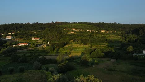 Wunderschöne-Drohnen-Luftaufnahmen-Der-Portugiesischen-Hügel-Bei-Sonnenuntergang