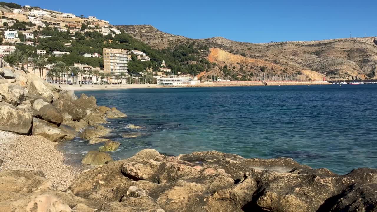 olas rompiendo suavemente en una costa mediterránea rocosa