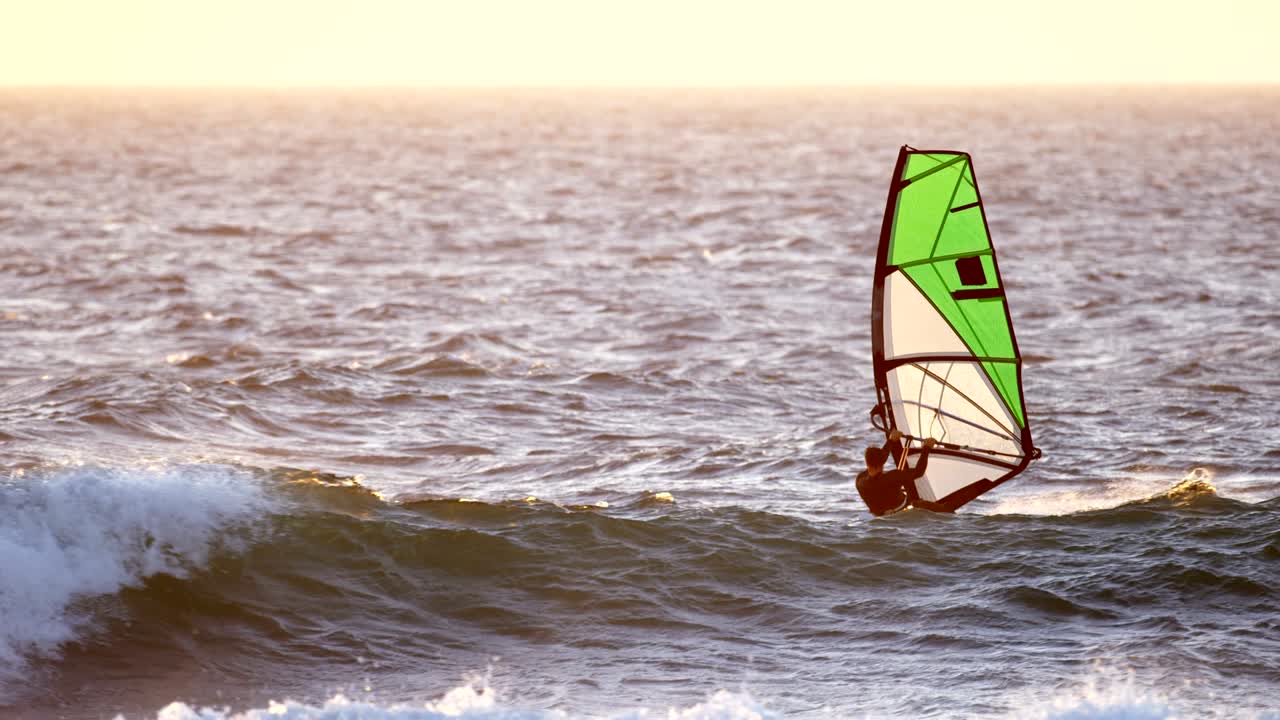 surfista masculino haciendo windsurf en la playa 4k