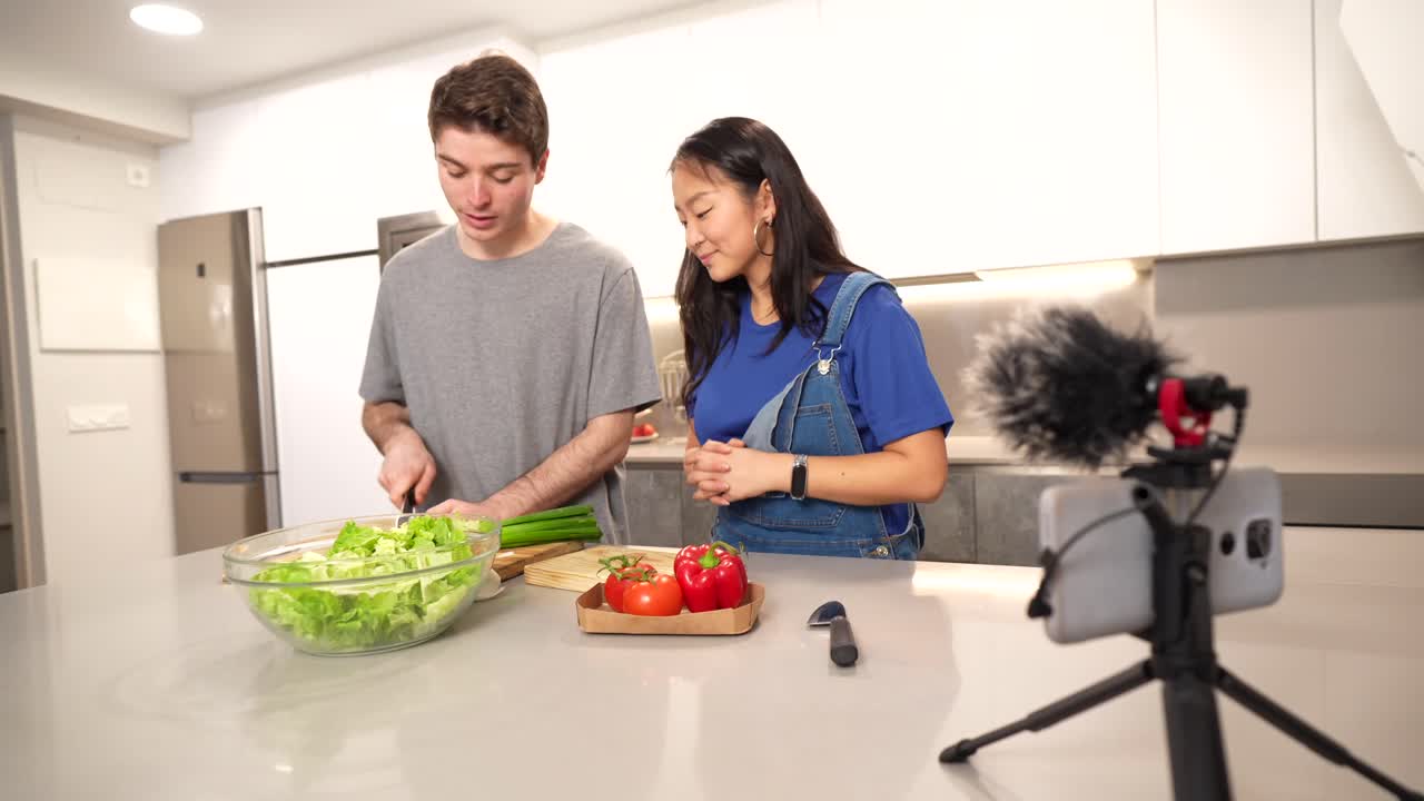 부에서 요리하는 사람들