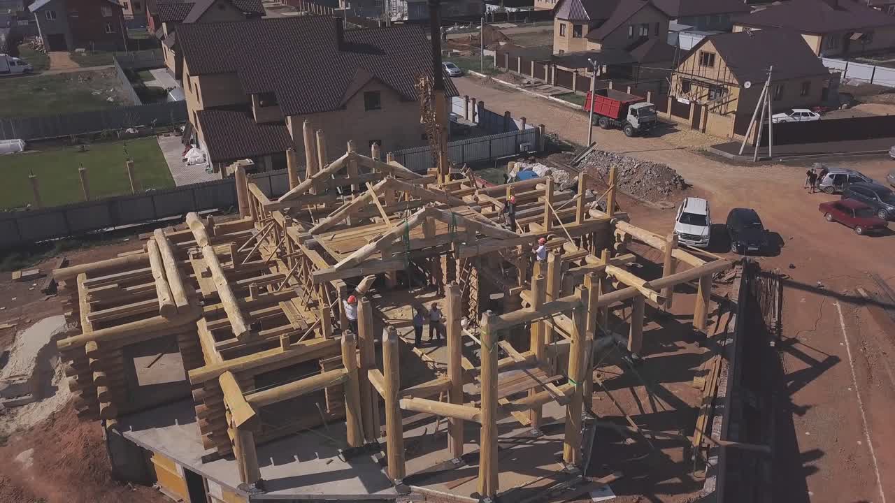 vista aérea del sitio de construcción de la cabaña de madera