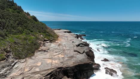 Vista-Aérea-De-Un-Día-Soleado-Sobre-La-Bahía-Spoon:-La-Armonía-Costera-De-Wamberal-En-Movimiento,-Costa-Australiana