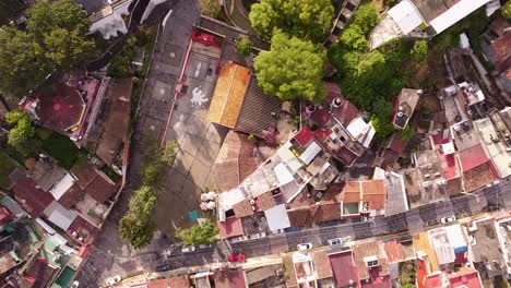 Vista-Aérea-Superior-De-Pintorescas-Calles-Adoquinadas-Y-Tejados-De-Coatepec---Estado-De-Veracruz,-México