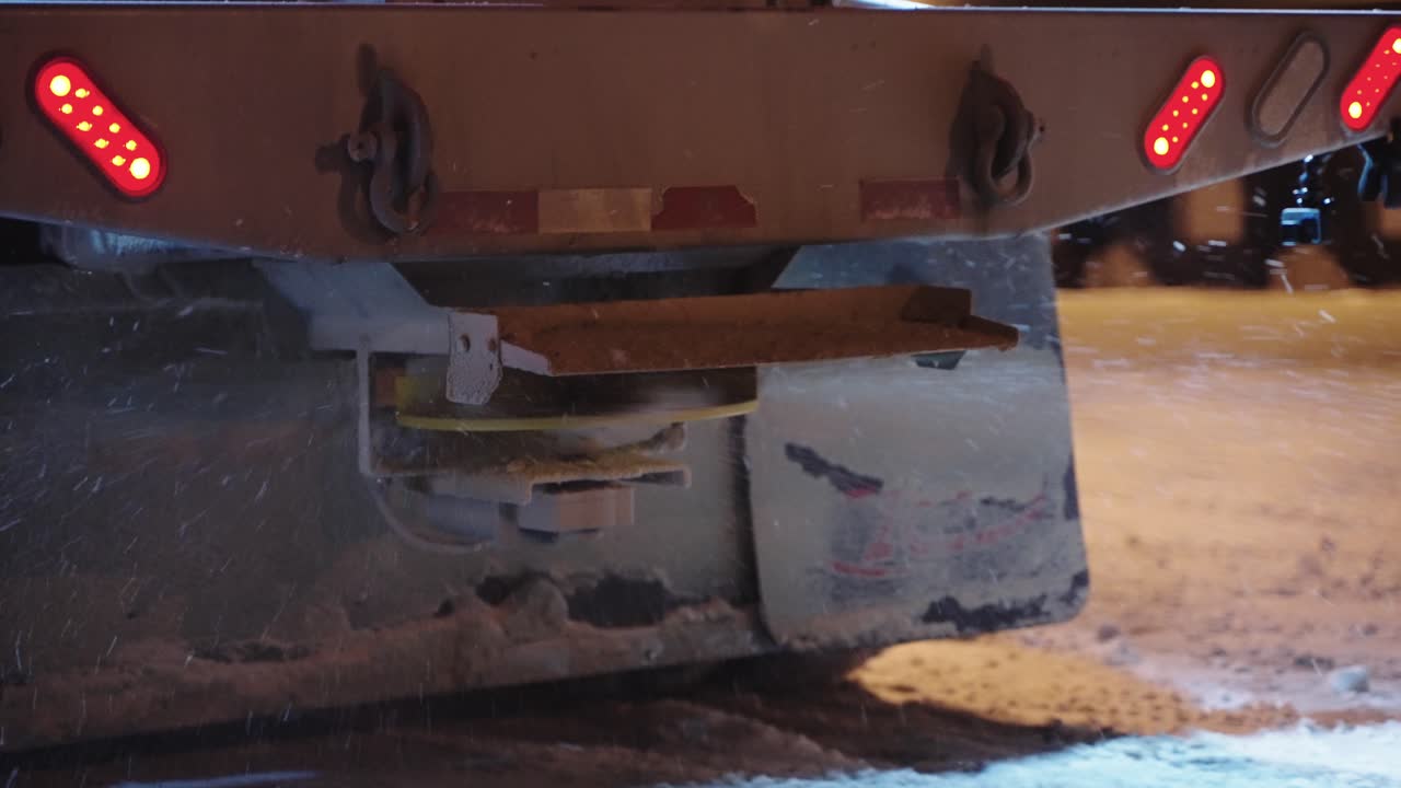 cerca de un girador de sal que esparce sal sobre los caminos helados de invierno para derretir el hielo y la nieve