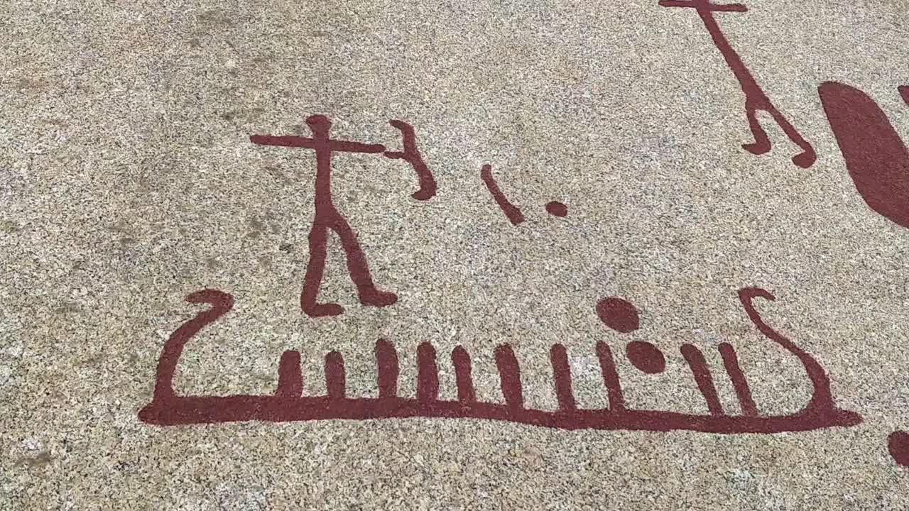 hunter petroglifo entre las tallas de roca torsbo costa oeste de suecia