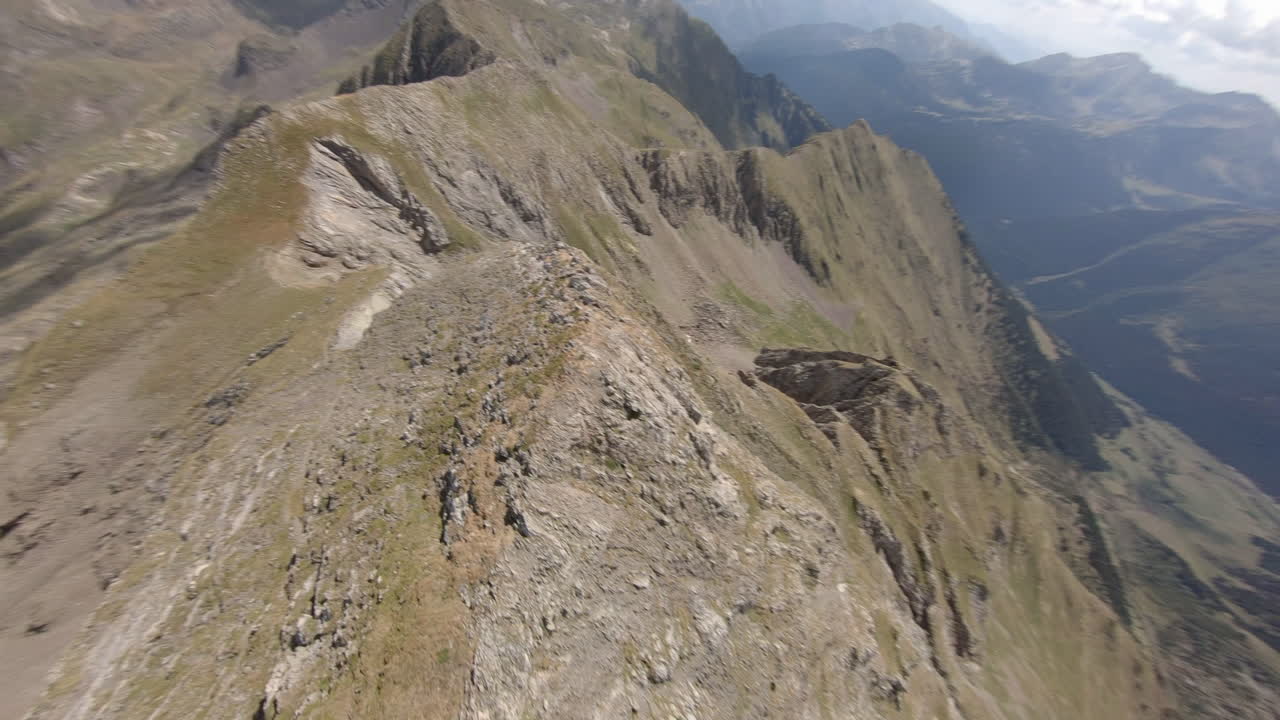 esterri d'aneu 장엄한 침식 산 경사면, 카탈로니아 위의 회전 fpv 조감도