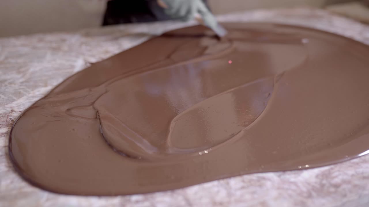 cosecha persona irreconocible calentando chocolate con una pistola