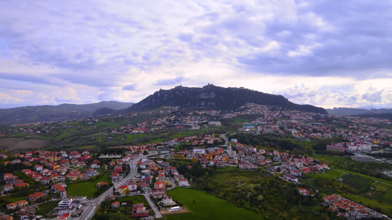 Ripresa con drone in volo su San Marino verso il Monte Titano e la Città di San Marino