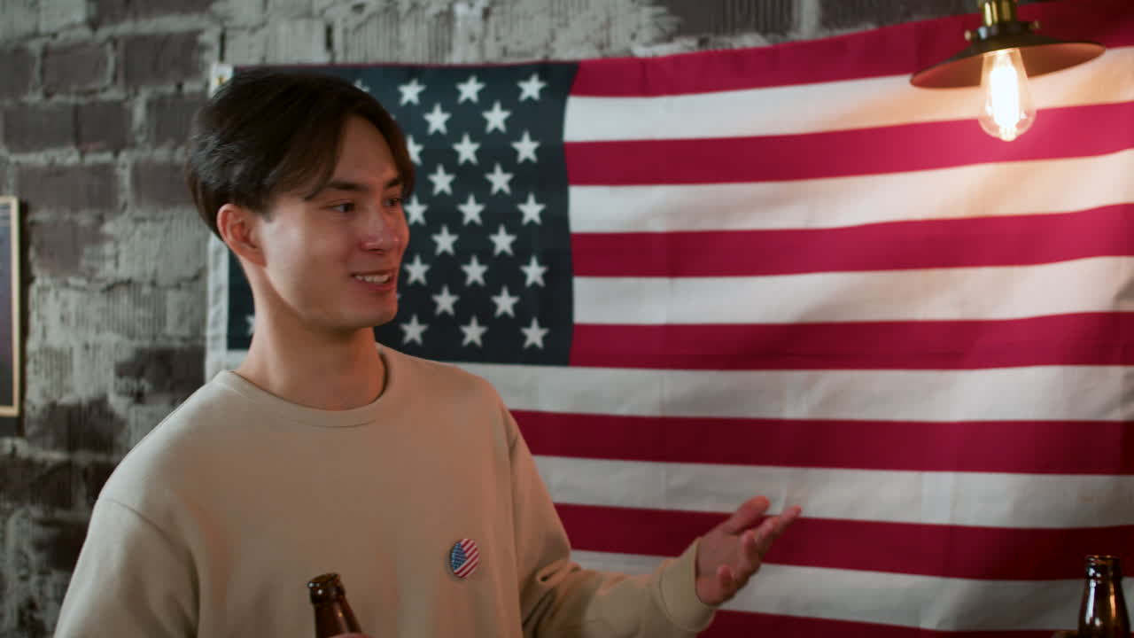 друзья празднуют 4 июля.