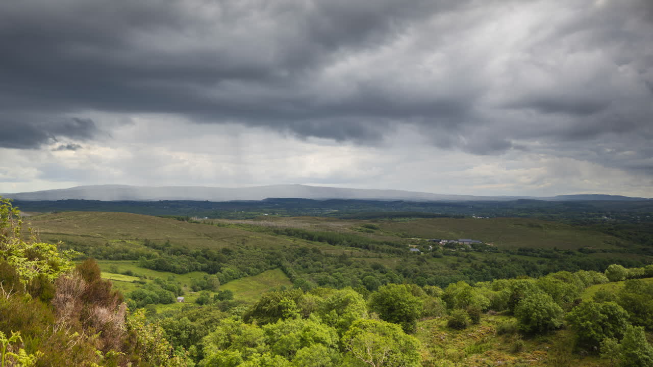 lapso de tempo da paisagem natural com colinas e lago à distância em um dia nublado na irlanda