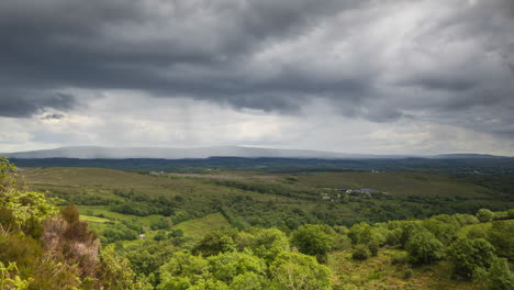 Zeitraffer-Der-Naturlandschaft-Mit-Hügeln-Und-See-In-Der-Ferne-An-Einem-Bewölkten-Tag-In-Irland