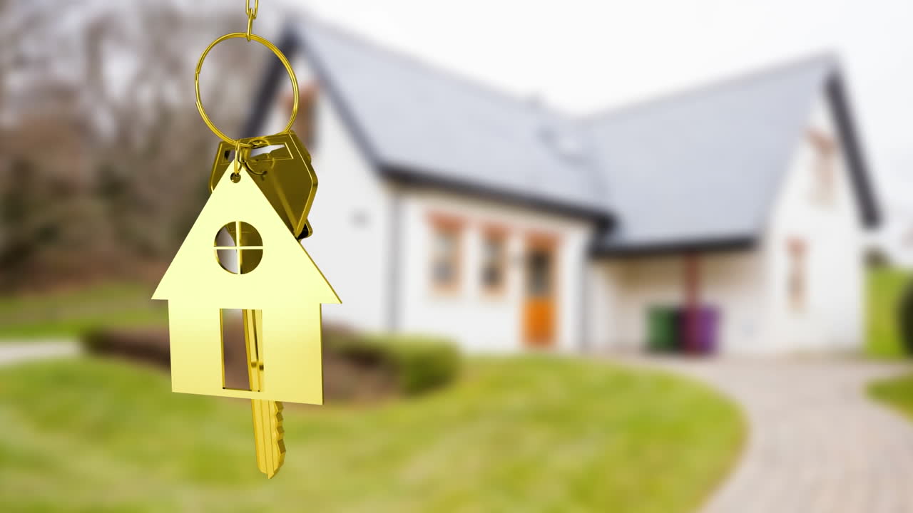 Chiavi di casa e telecomando chiave appese con una casa sullo sfondo