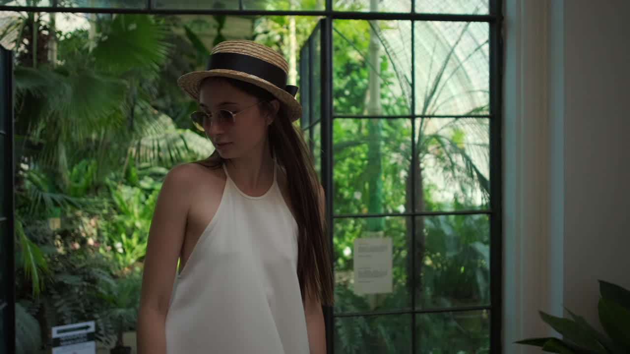 울창 한 온실 을 탐사 하는 여자