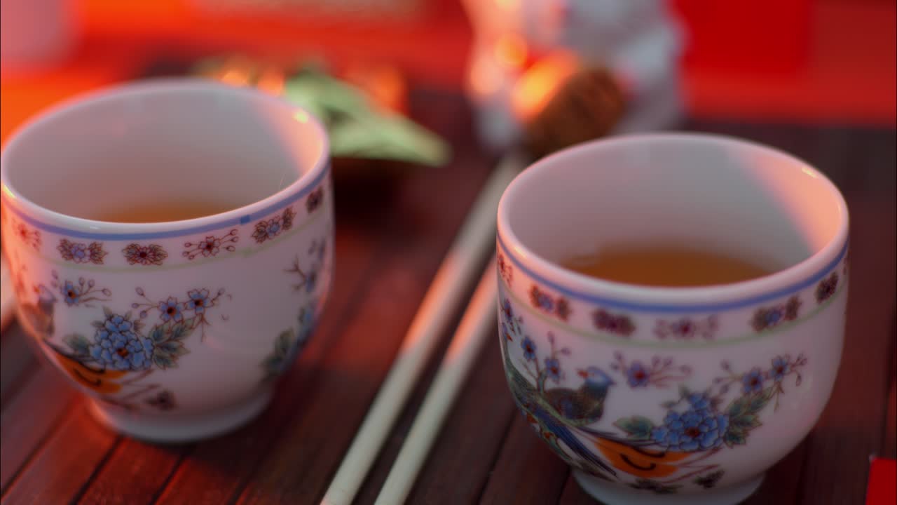 Versamento di tè caldo in una tazza da tè orientale tradizionale