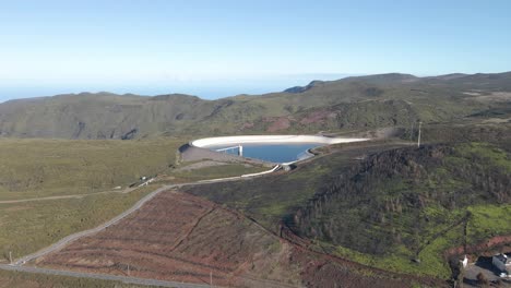 Luftaufnahme-Des-Paul-Da-Serra-Wasserreservoirs,-Das-Zur-Regenwassergewinnung-Gebaut-Wurde