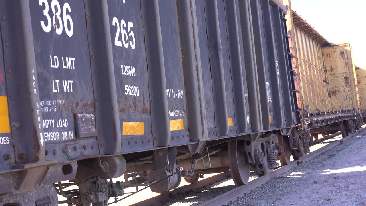 선로 위의 화물열차