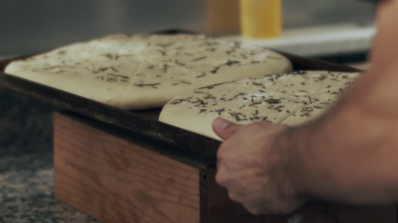 Chef che inforna focaccia tradizionale italiana