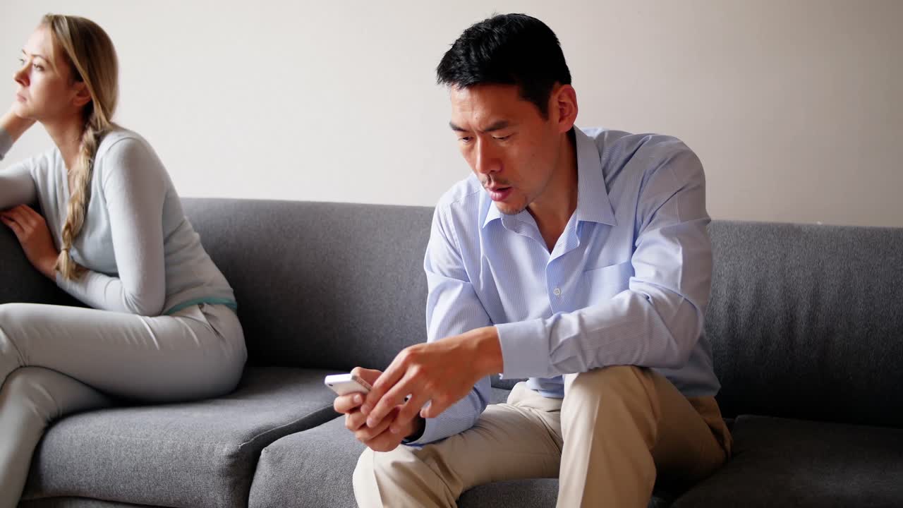 소파 에 앉아 있는 사람 이 드폰 을 사용 하고 있다