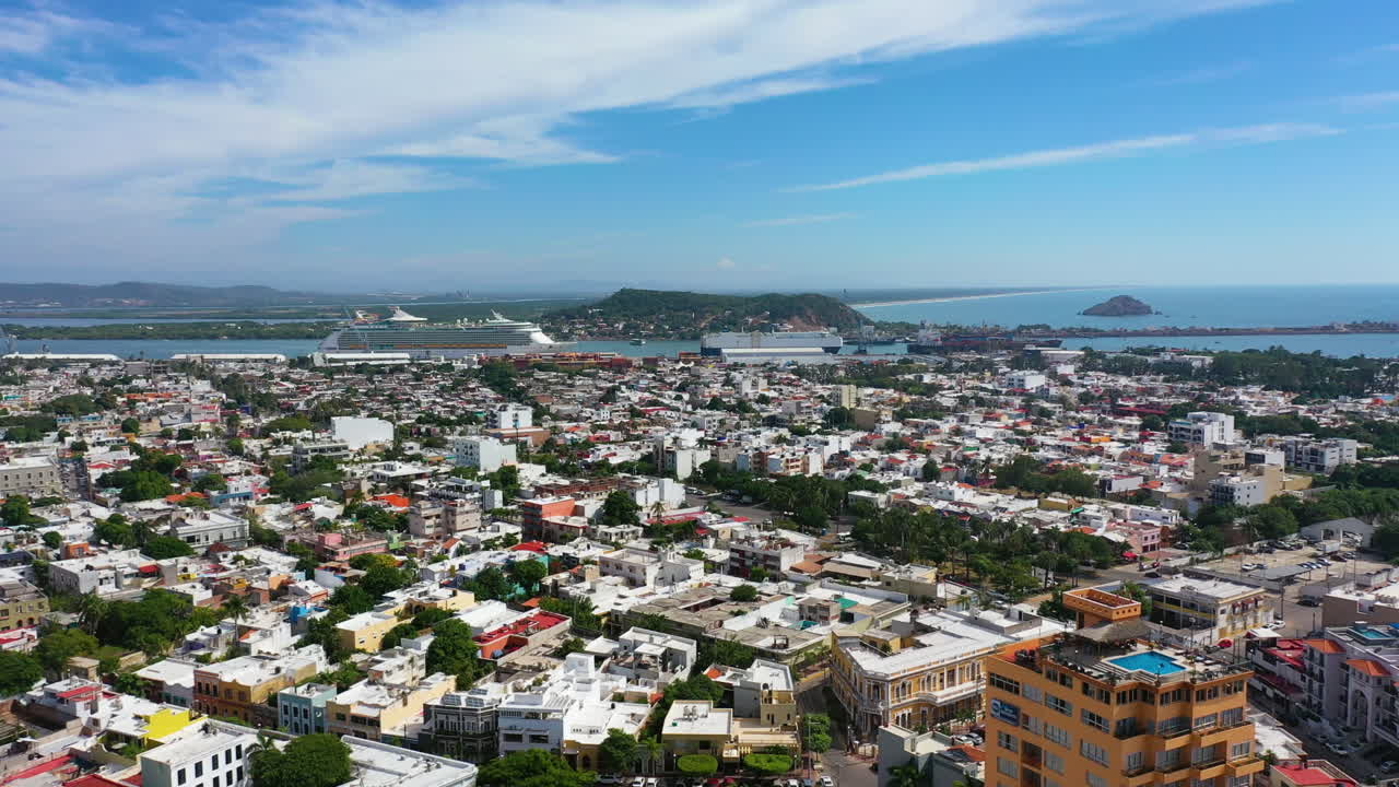 vista aérea alrededor del paisaje urbano de mazatlan, un día soleado en sinaloa, méxico