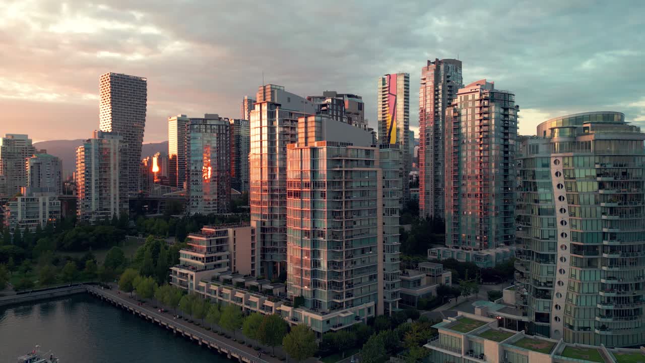 밴쿠버의 주거 지역 위에서 해가 지는 모습
