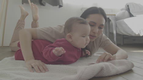 Mutter-Und-Süßes-Baby-Liegen-Auf-Dem-Boden