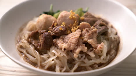 rice noodle soup with stewed pork