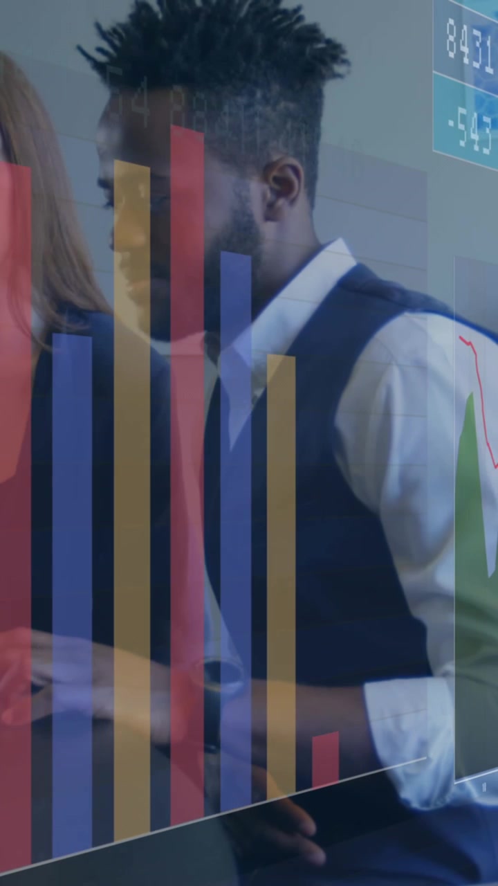 Animazione di elaborazione dati su sfondo di diversi uomini e donne d'affari che discutono in ufficio.