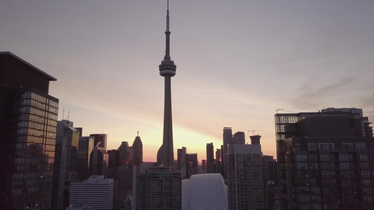 Ripresa aerea con carrello della CN Tower all'alba