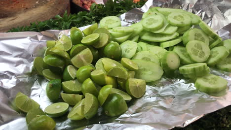 limas y verduras en un puesto de comida callejera en la ciudad de méxico sirvieron como guarnición para los tacos al pastor locales