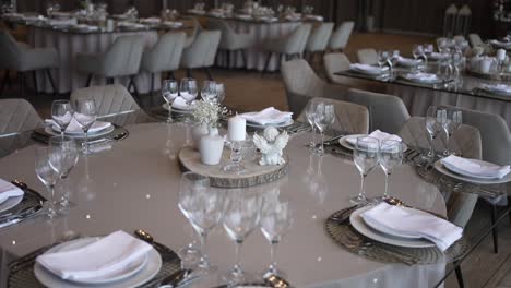 round banquet table with candles and elegant décor in a modern, refined dining setting