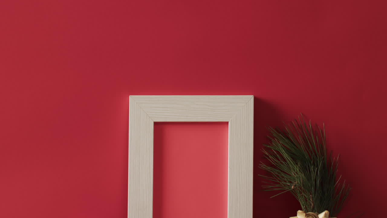 video de decoraciones de navidad y marco blanco con espacio de copia en fondo rojo