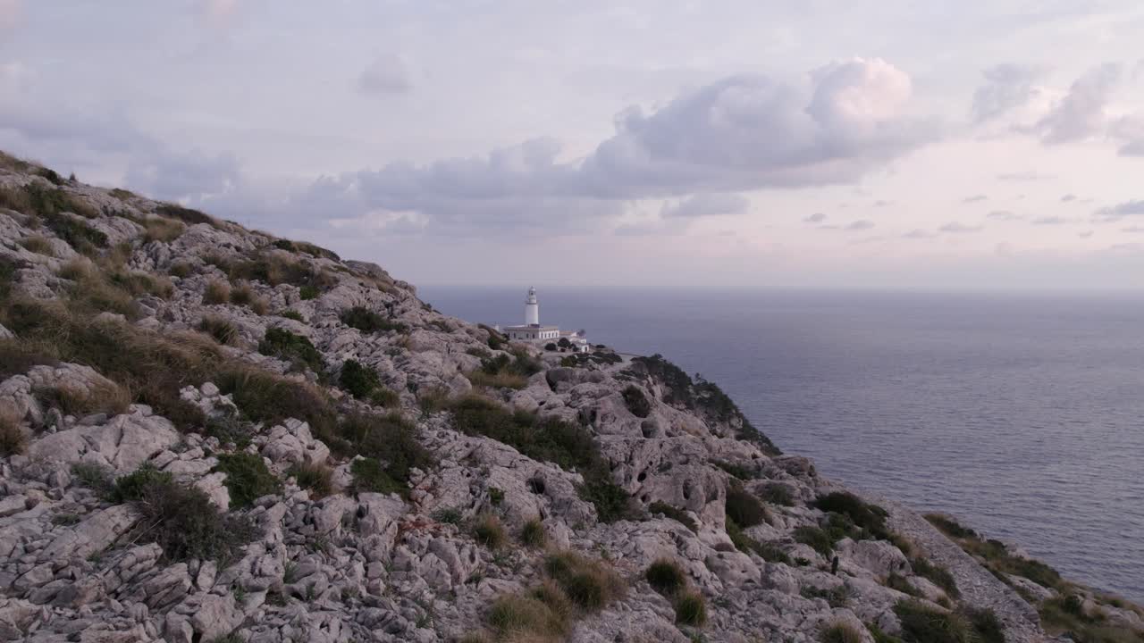 Bølger slår mod Cap Formentors klipper, Spanien