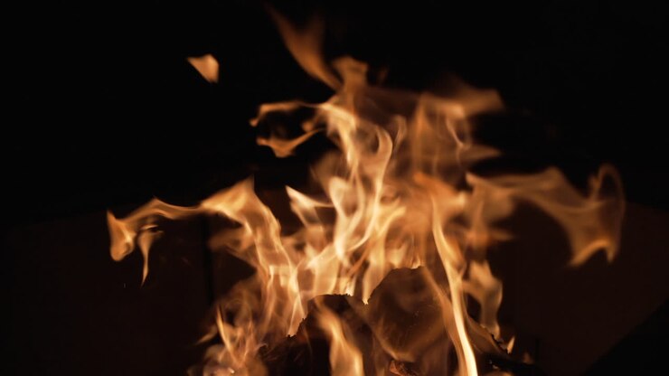 Fiamme di un falò riscaldano la notte fredda - tranquillità al rallentatore